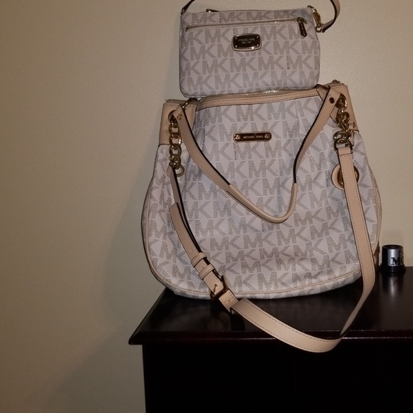 Michael Kors Hobo bag & Wristlet - Picture 1 of 1